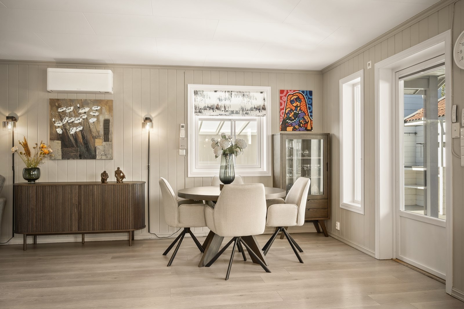 Her er det god plass til stor spisestue og flere gjester! Galleribilde