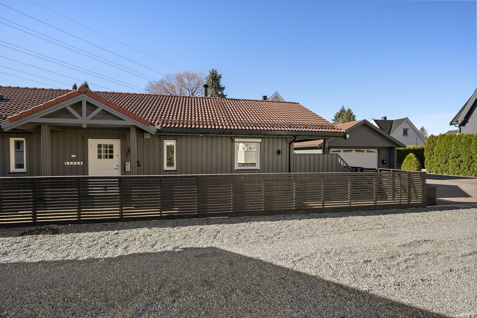 Skjermet og inngjerdet gårdsplass gir trygge og private uteområder! Galleribilde