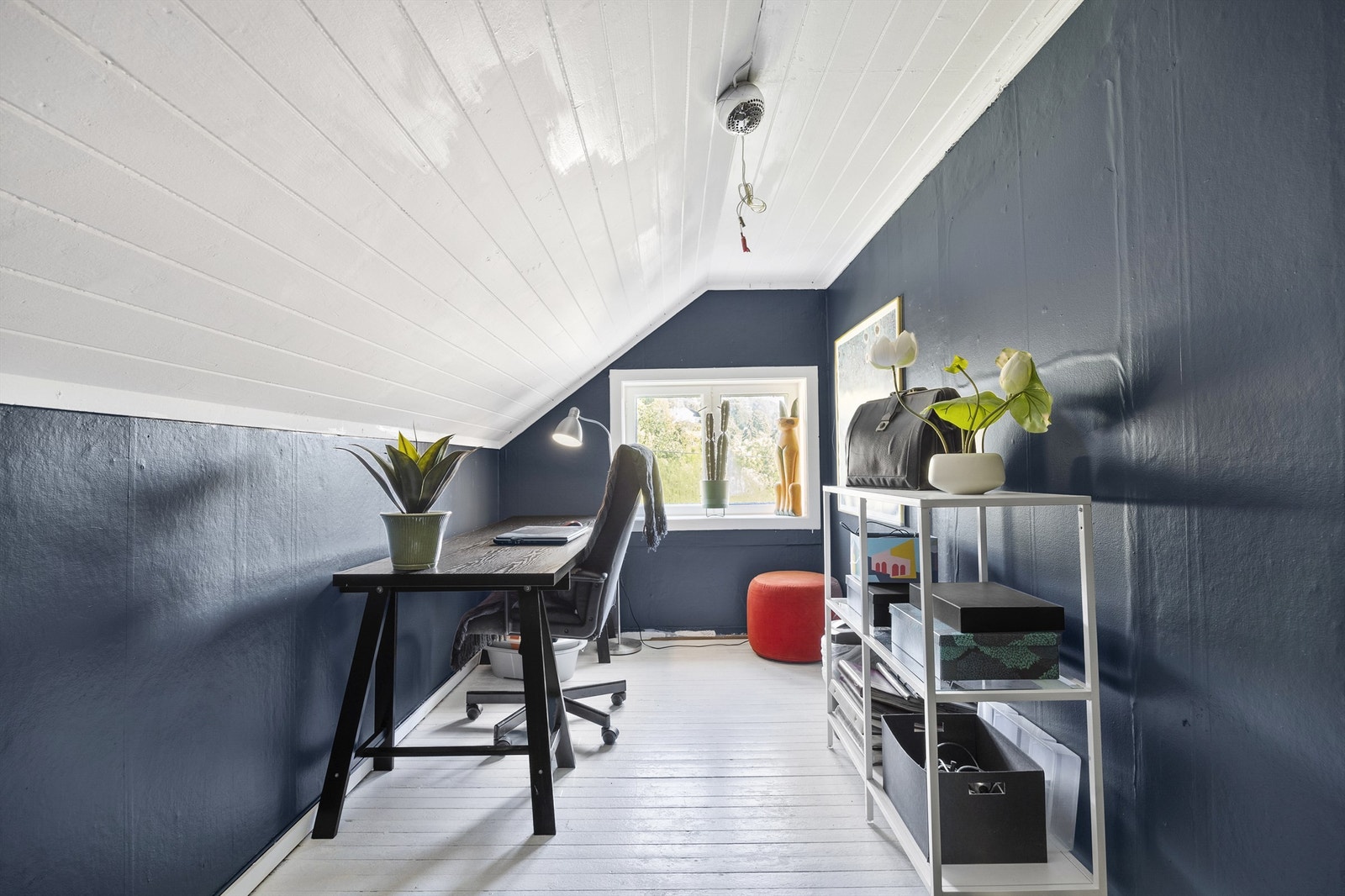 Soverom i 2. etasje med gulvbord av tre, malte vegger og malt panel i himling Galleribilde