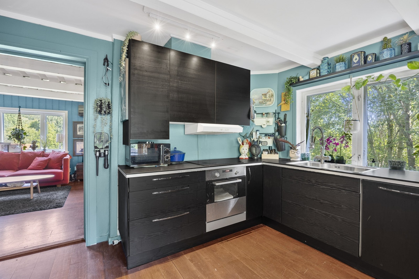 IKEA U-kjøkken fra ca. 2008 med delvis integrerte hvitevarer Galleribilde