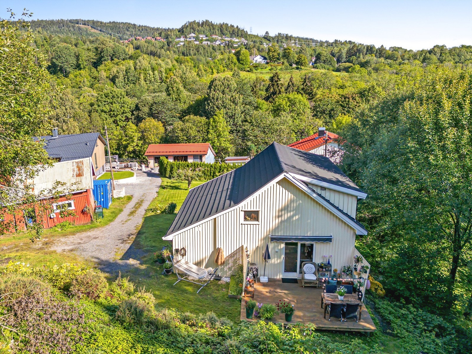 Eiendommen har en rolig beliggenhet i landlige og naturskjønne omgivelser Galleribilde