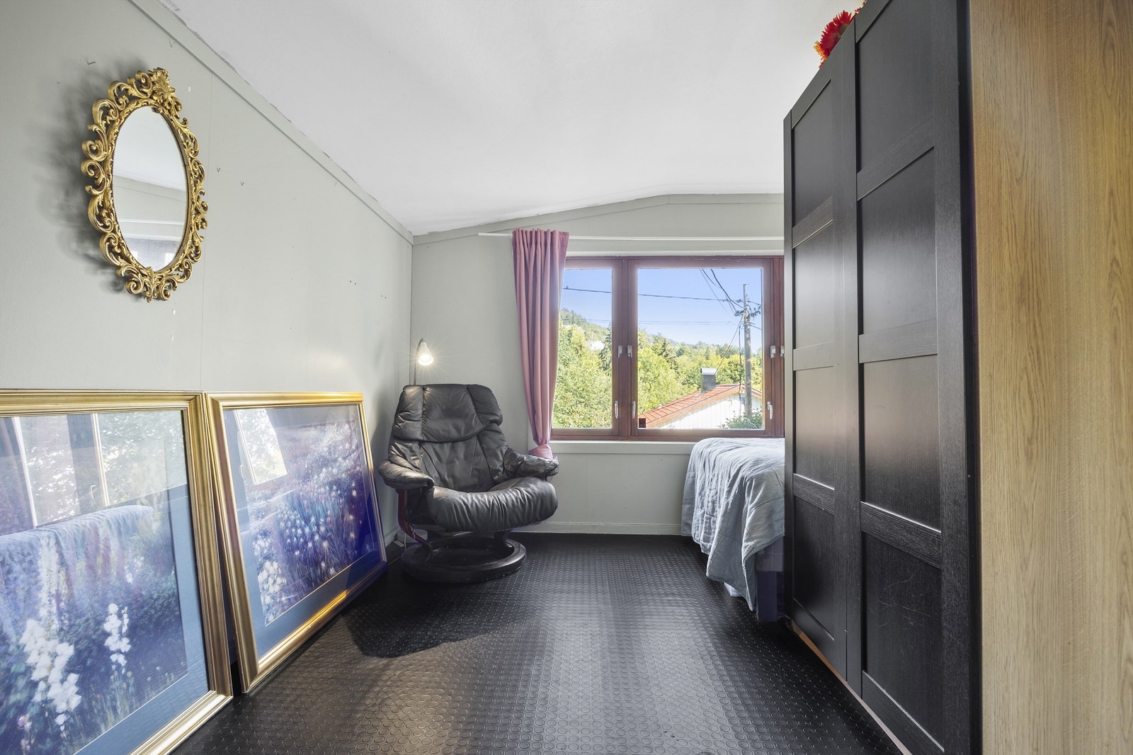 Soverom i 1. etasje med garderobeskap i mørk og profilert utførelse Galleribilde