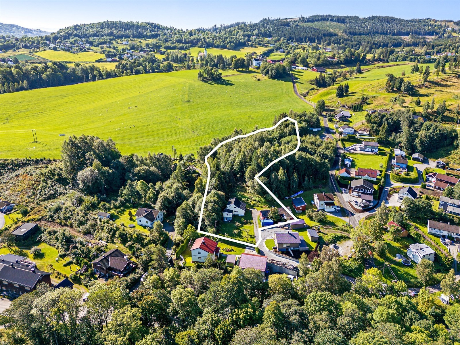 Finnemarka like ved eiendommen er et flott helårs turterreng med stier og grusveier Galleribilde