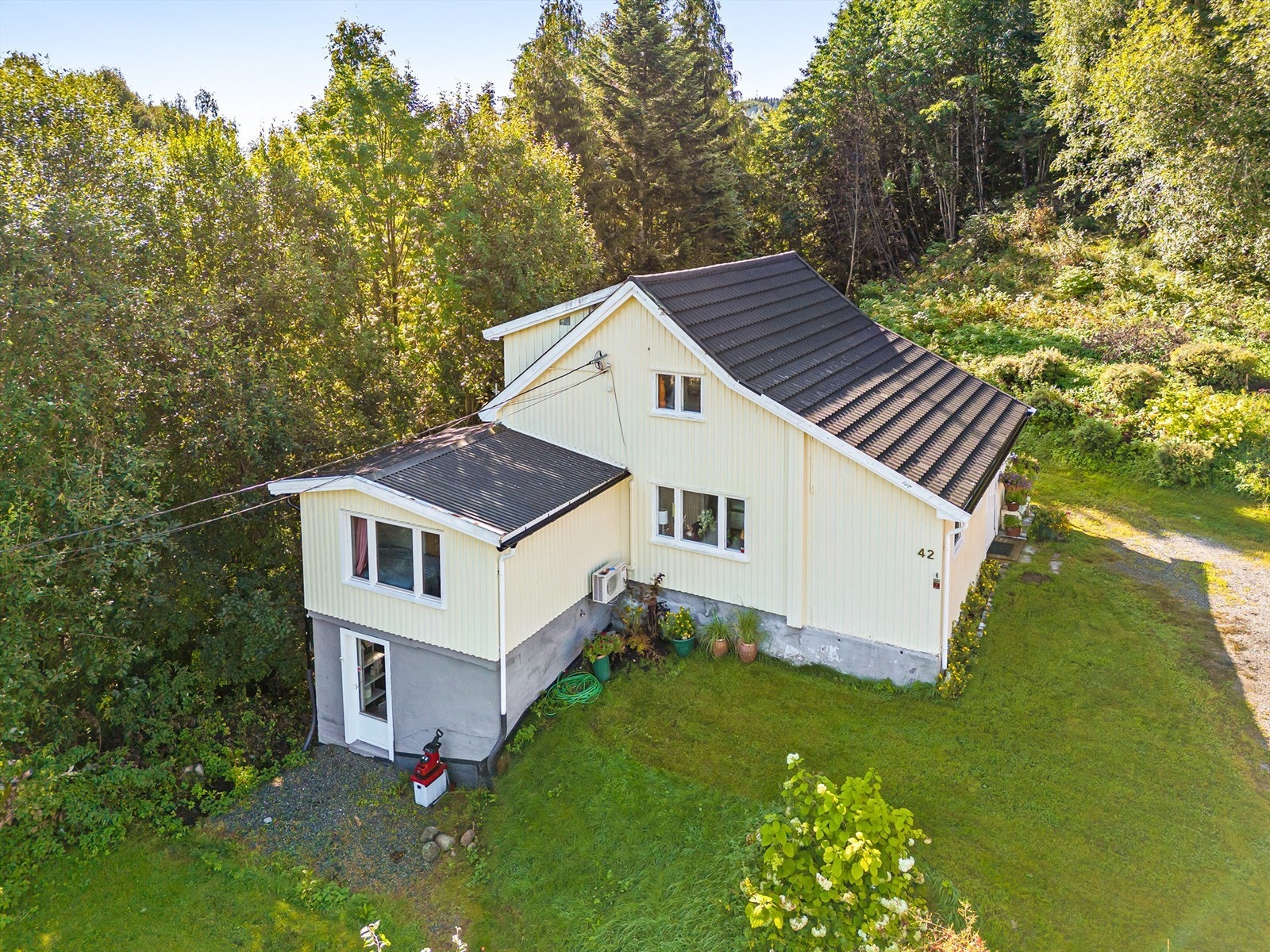 Det er utvendig adkomst til boligens underetasje Galleribilde