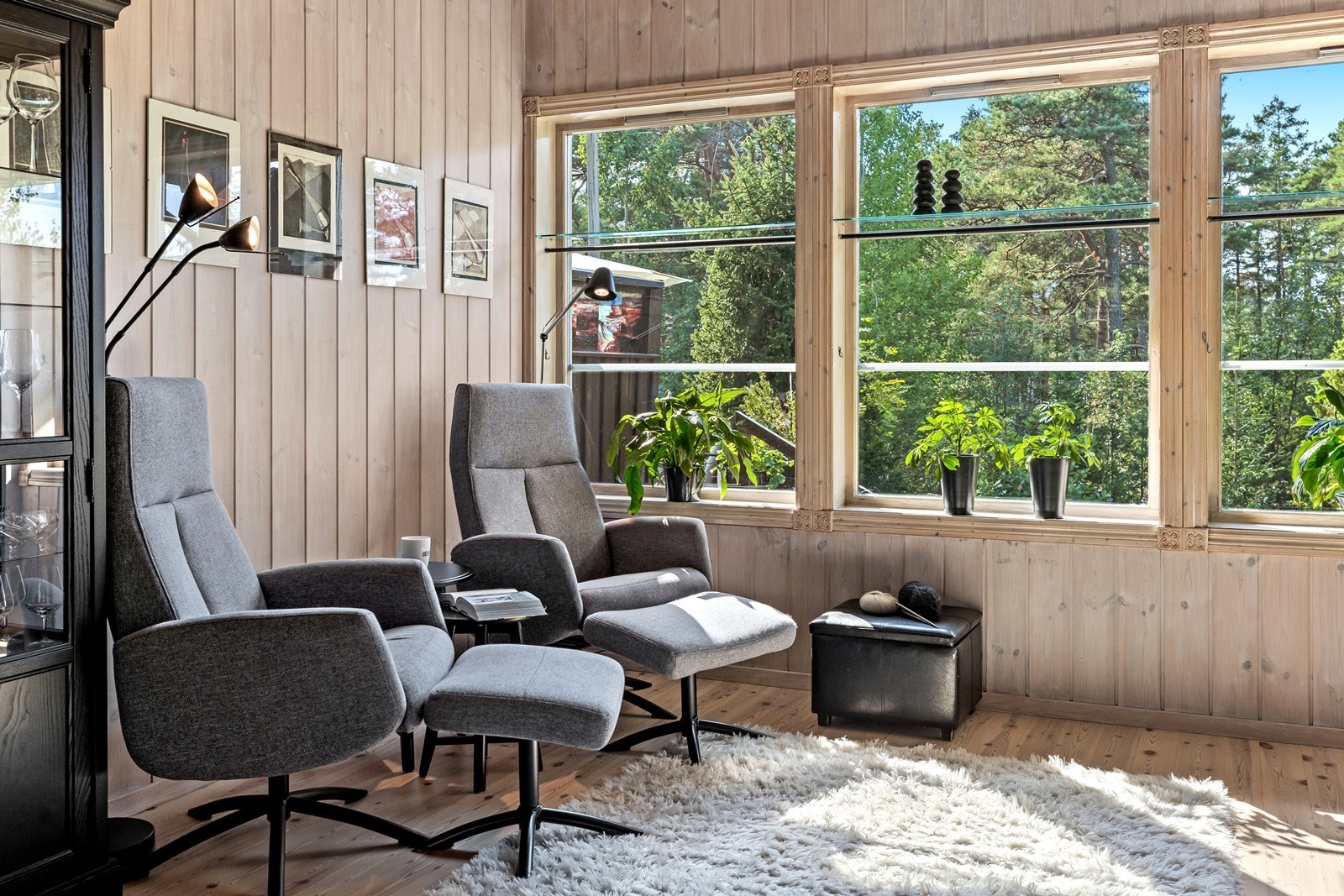 Det er også plass til lenestoler, hvor man kan ta livet med ro på hytta Galleribilde