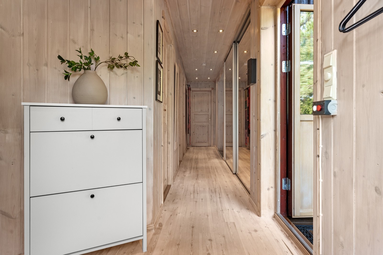 Gang/entré med praktisk, integrert skyvedørsgarderobe med speilfronter, hvor det er god lagringsplass Galleribilde