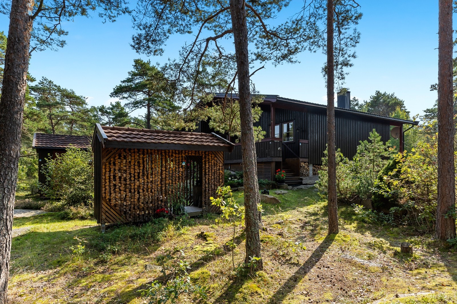 En praktisk vedbod finnes også på tomten Galleribilde