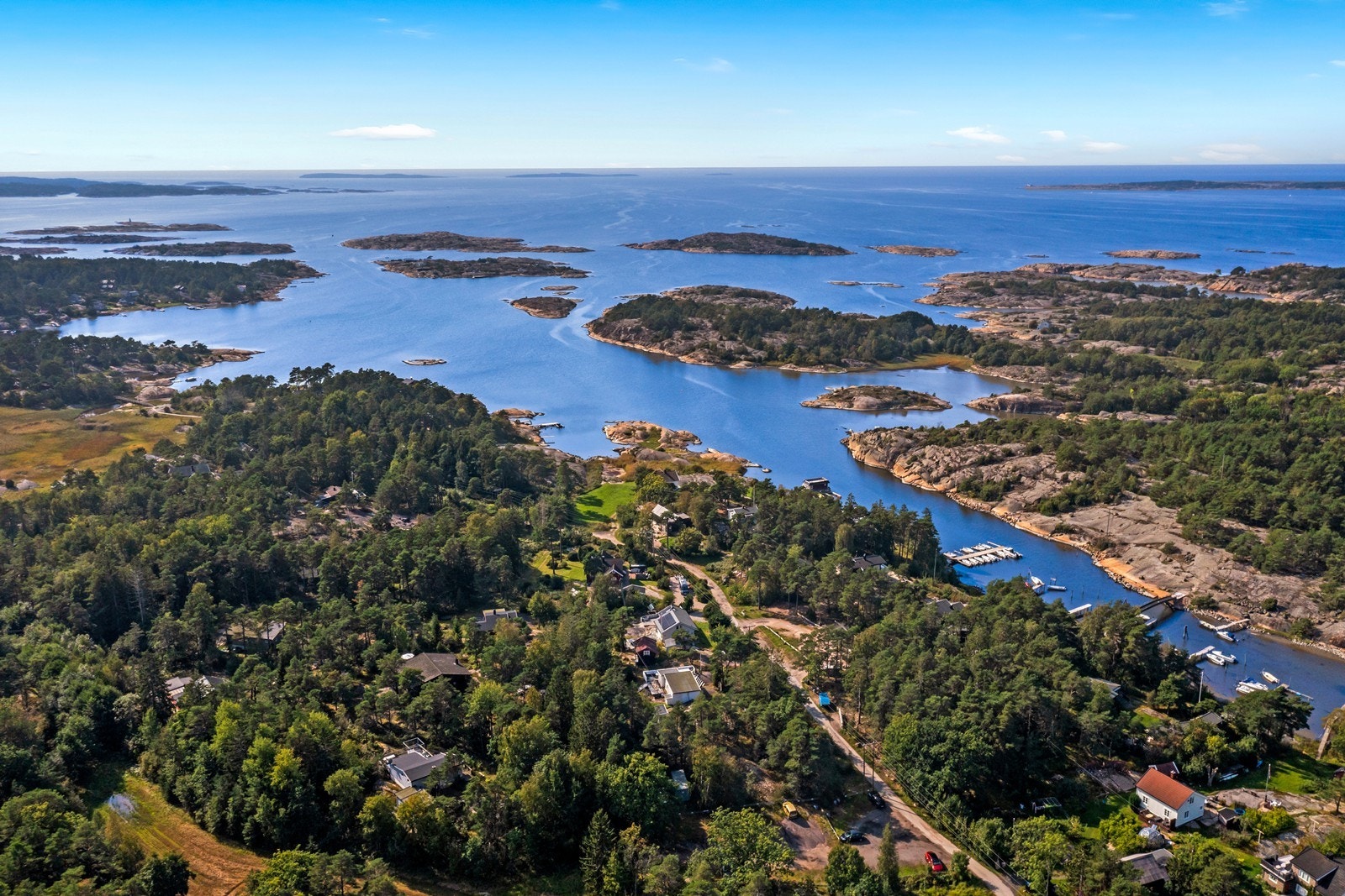 I umiddelbar nærhet har man den vakre Kråkerøy skjærgården tilgjengelig med alle holmer og skjær Galleribilde