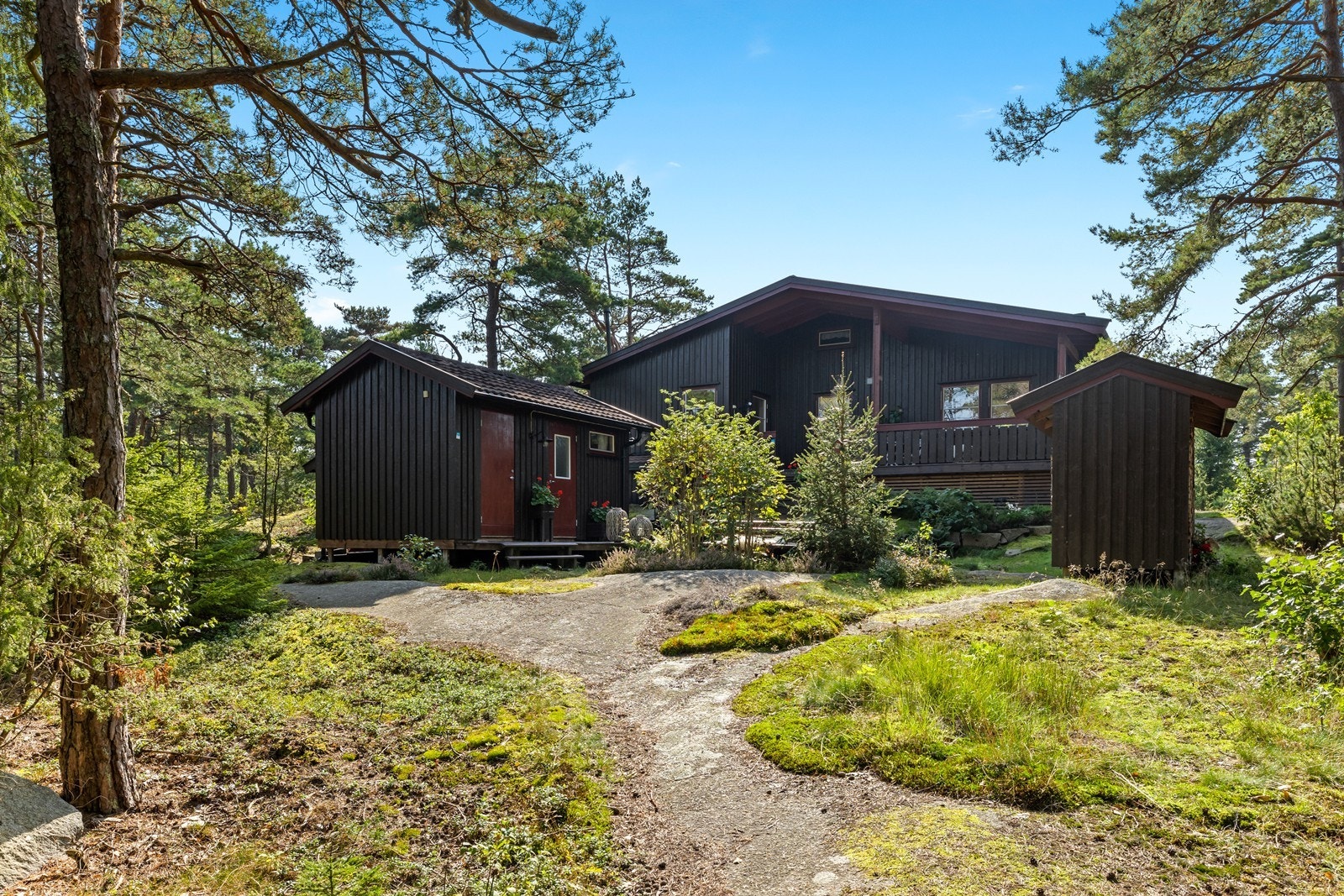 Eiendommen ligger skjermet litt inne i furuskogen ca. 200 meter fra Femdalsundet, på stor festetomt på 899.8 m² Galleribilde