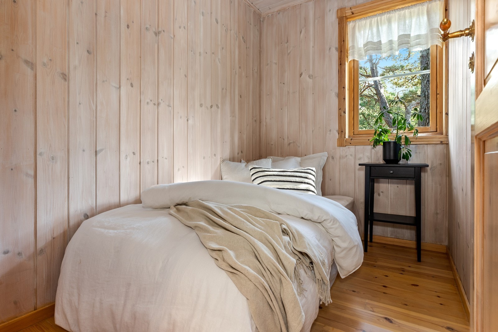 Soverom 2 også med panel på overflatene Galleribilde