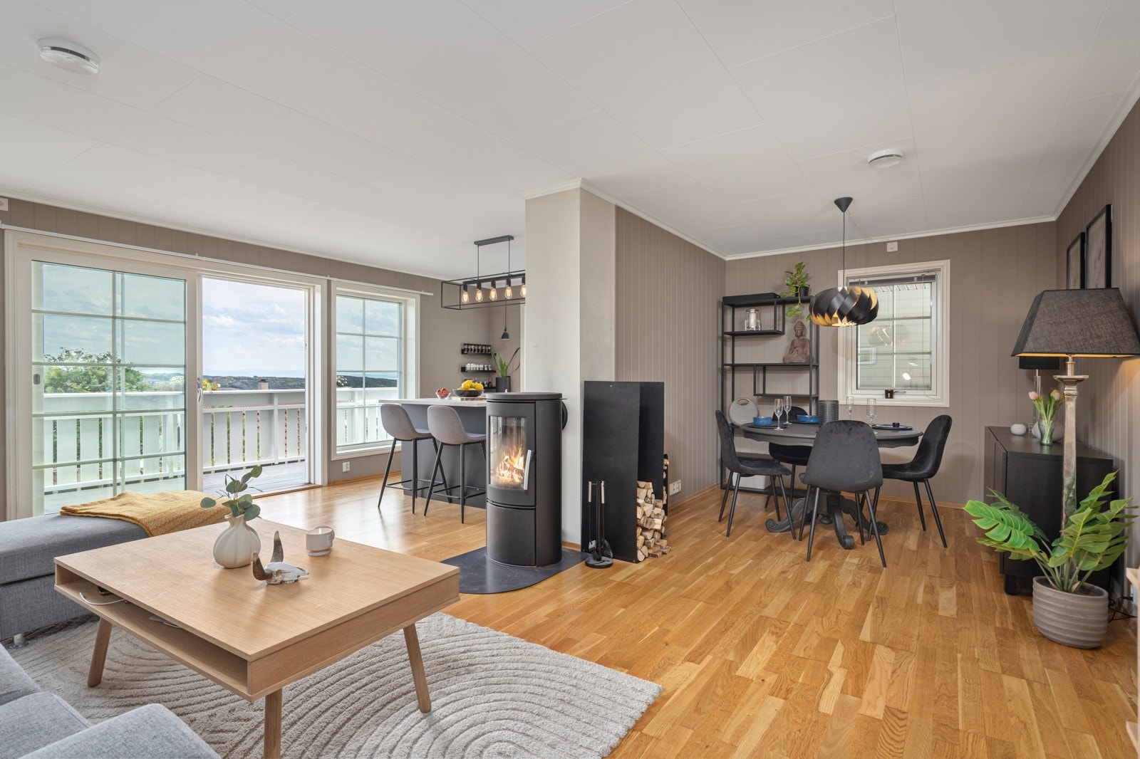 Stor og moderne stue med flott utsikt Galleribilde