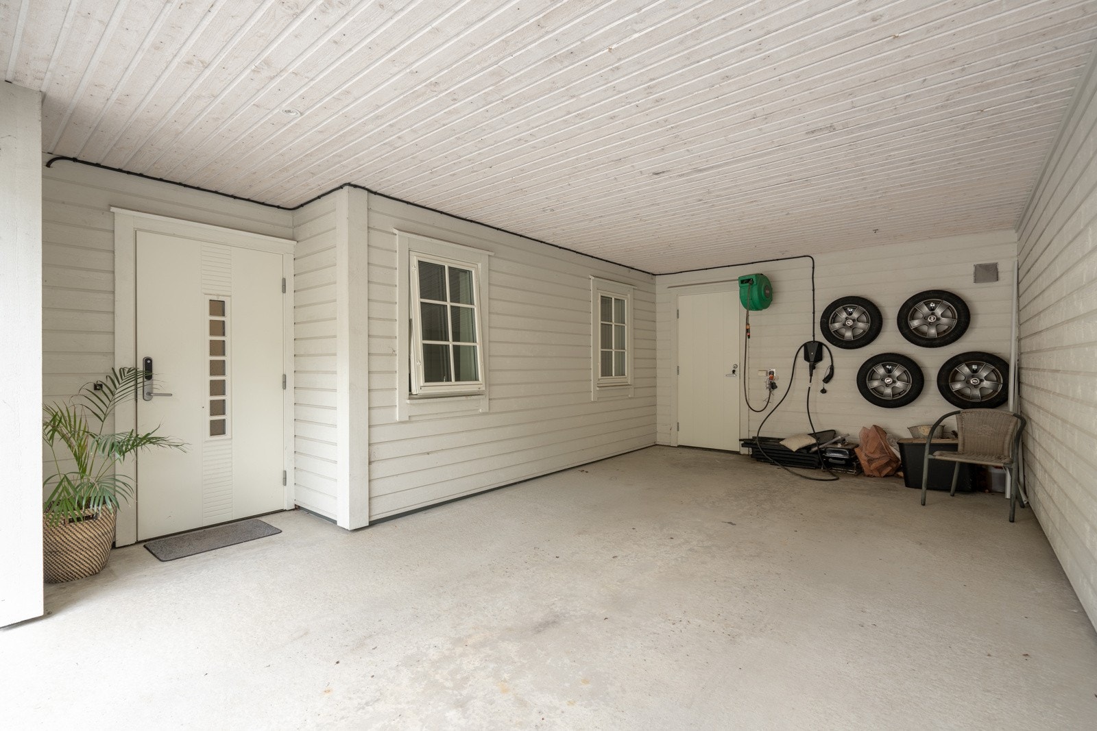 Gode parkeringsforhold i carport, praktisk med overbygt inngangsparti Galleribilde