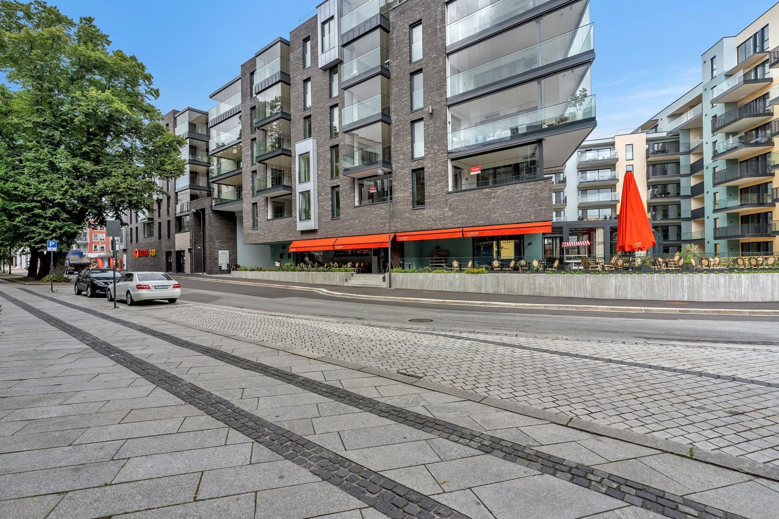 Rett utenfor døren finner du byens fasiliteter. Galleribilde