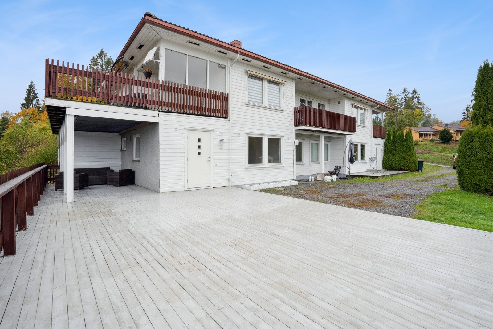 Leiligheten disponerer en romslig terrasse med gode utsikts- og solforhold. Galleribilde