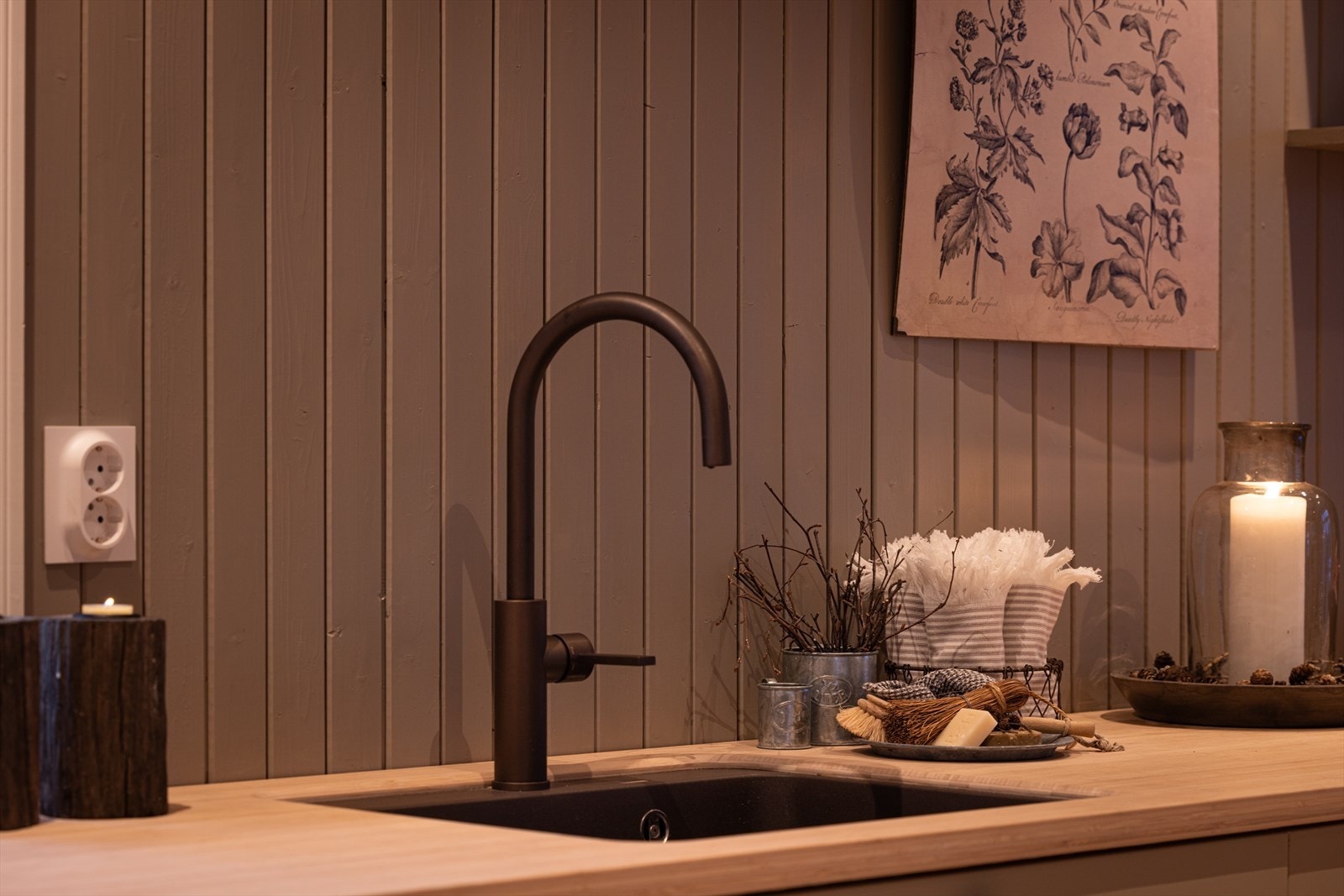 Kjøkkenet har en lekkasjealarm/lekkasjestopper og en moderne kjøkkenkum. Galleribilde