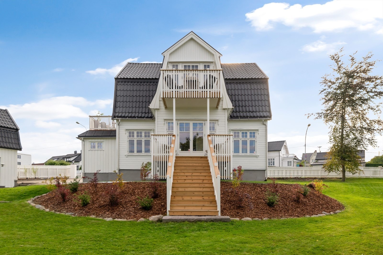 Flott symmetrisk oppbygning og klassiske detaljer. Galleribilde