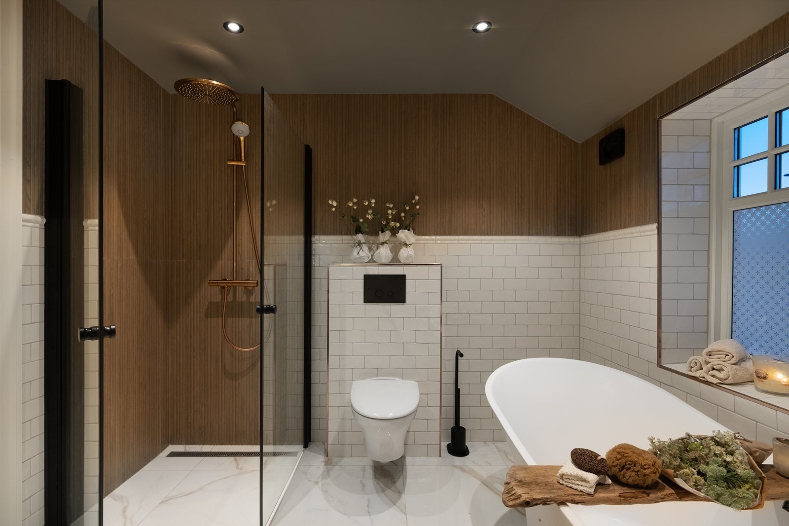 Her er det flislagt gulv med behagelige, elektriske varmekabler som gir komfort året rundt. Veggene er flislagt med fliser med trestruktur. Galleribilde