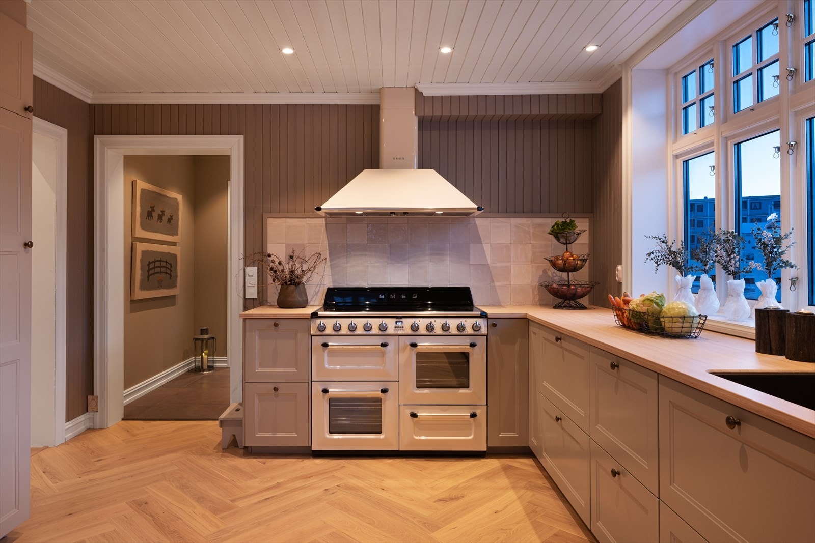 Hvitevarer som oppvaskmaskin og kjøleskap er integrert i innredningen, og frittstående komfyr medfølger. Galleribilde