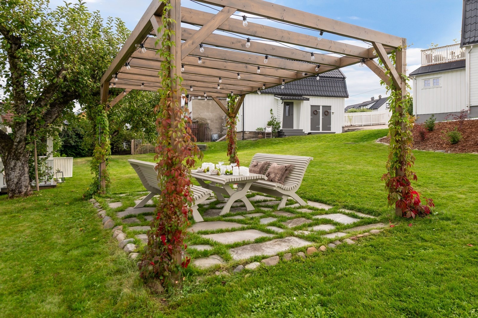 Her er det god plass til hele familien, enten det er til fotballspill på plenen, hyggelige grillkvelder under pergolaen eller dyrking i det sjarmerende drivhuset. Galleribilde