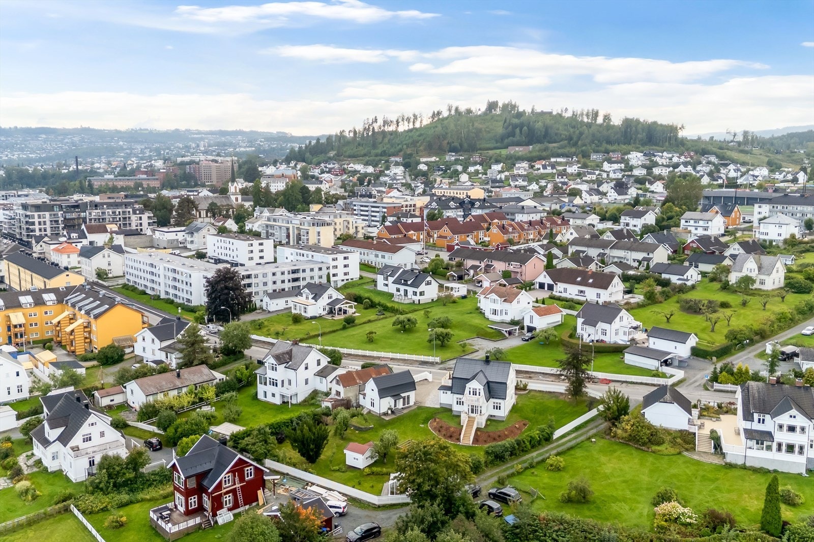 Dette sjarmerende bostedet ligger idyllisk til ved byens utkant, kun en kort spasertur fra hjertet av Gjøvik med alle dens fasiliteter. Galleribilde