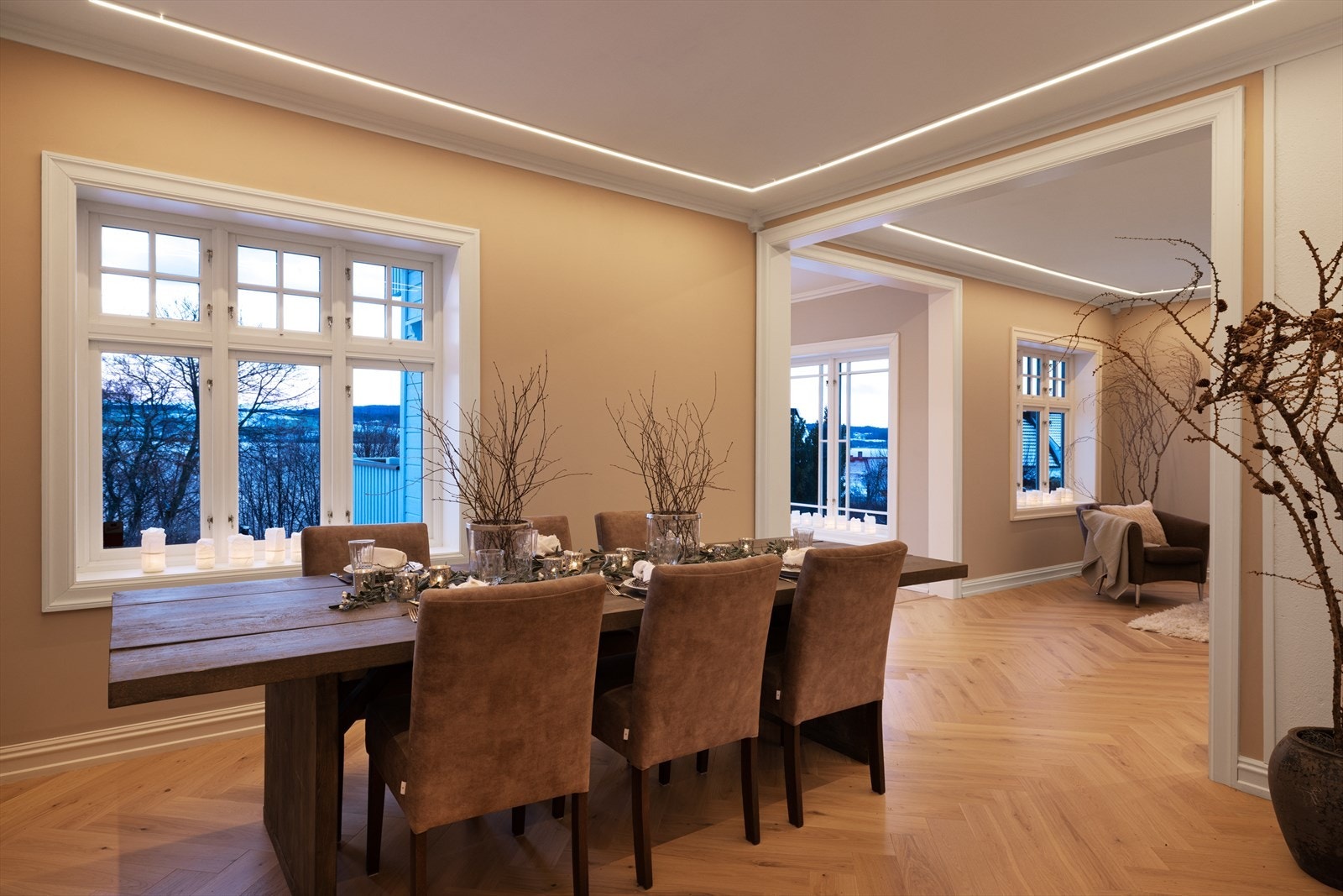 Varm, dempet fargetone på veggene skaper en lun atmosfære som harmonerer med de naturlige materialene. Galleribilde