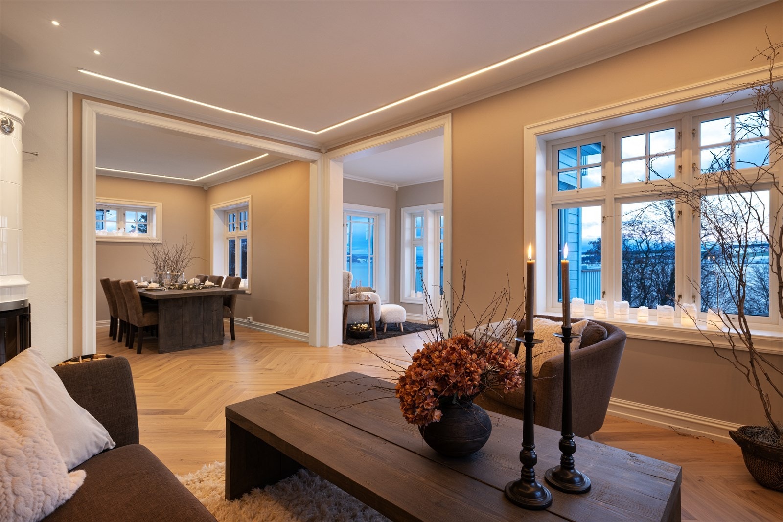 Oppholdsrommets gode utforming gir fleksible muligheter for naturlig soneinndeling - perfekt for å skape egne soner til både avslapning, måltider og sosialt samvær. Galleribilde