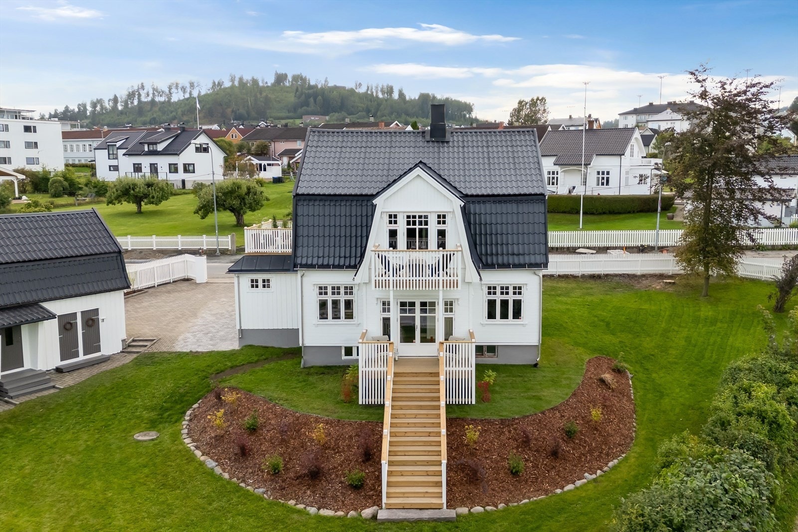 Boligen ligger sentralt i Gjøvik med nærhet til byens fasiliteter. Galleribilde