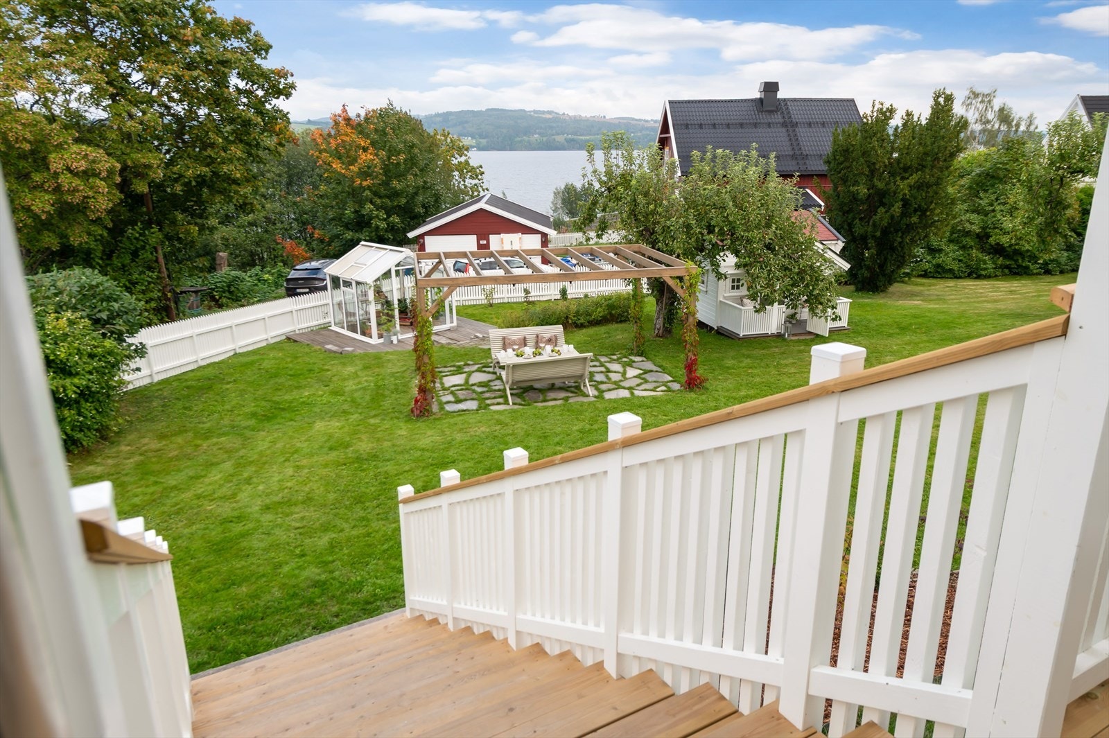 Eiendommen byr på en stor, velstelt hage som innbyr til både lek og avslapning. Galleribilde