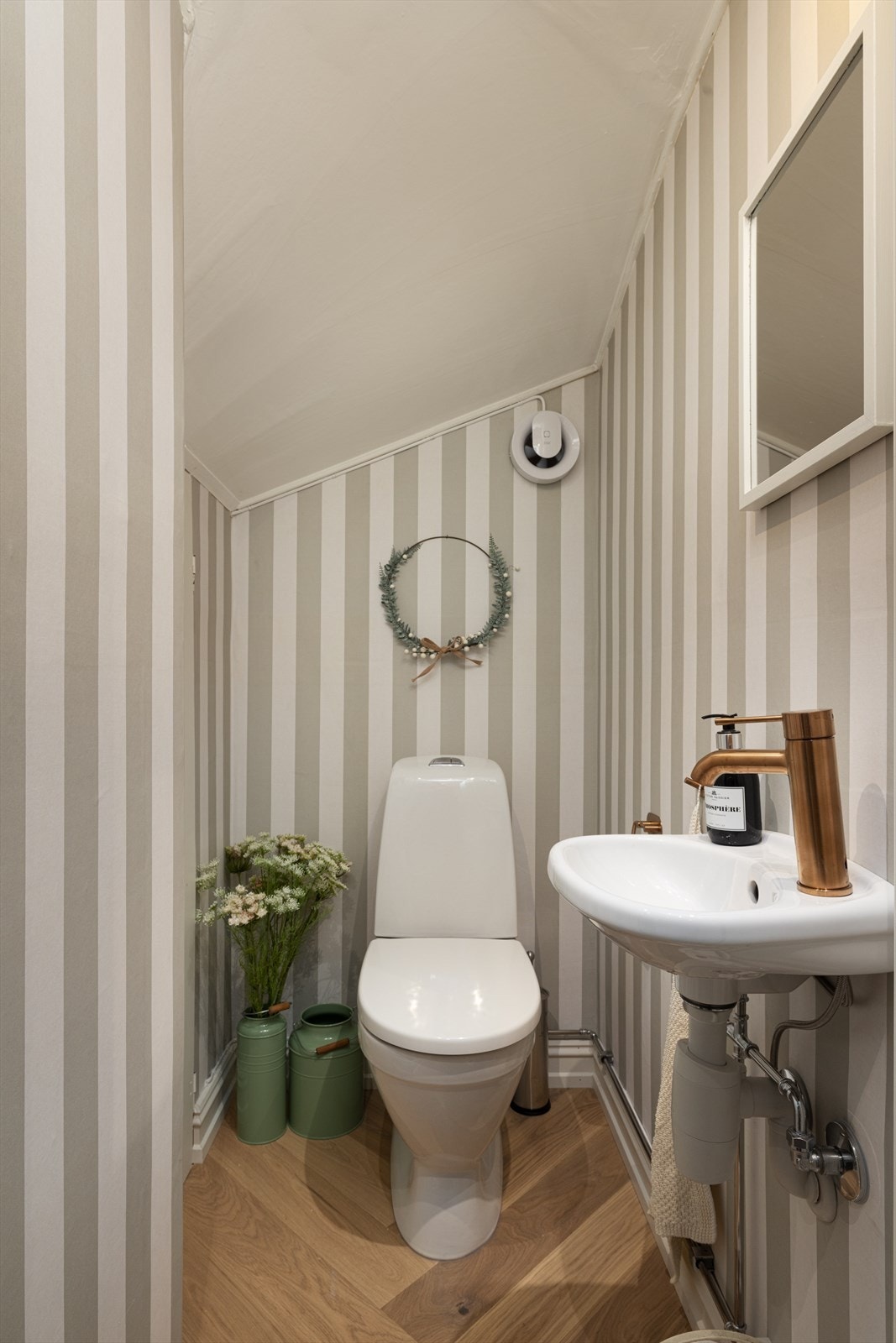 I tilknytning til entréen er det et praktisk toalettrom som egner seg godt som gjestetoalett. Galleribilde