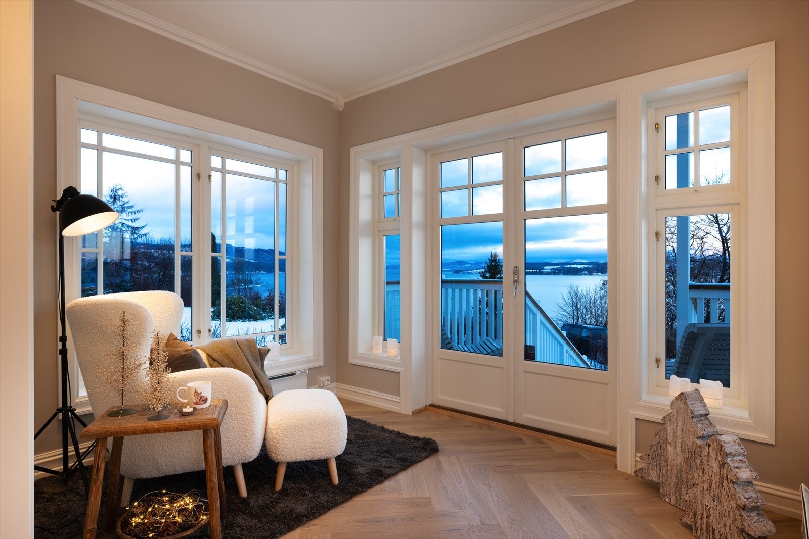 Hyggelig vinterhage med flott utsyn mot Mjøsa. Galleribilde