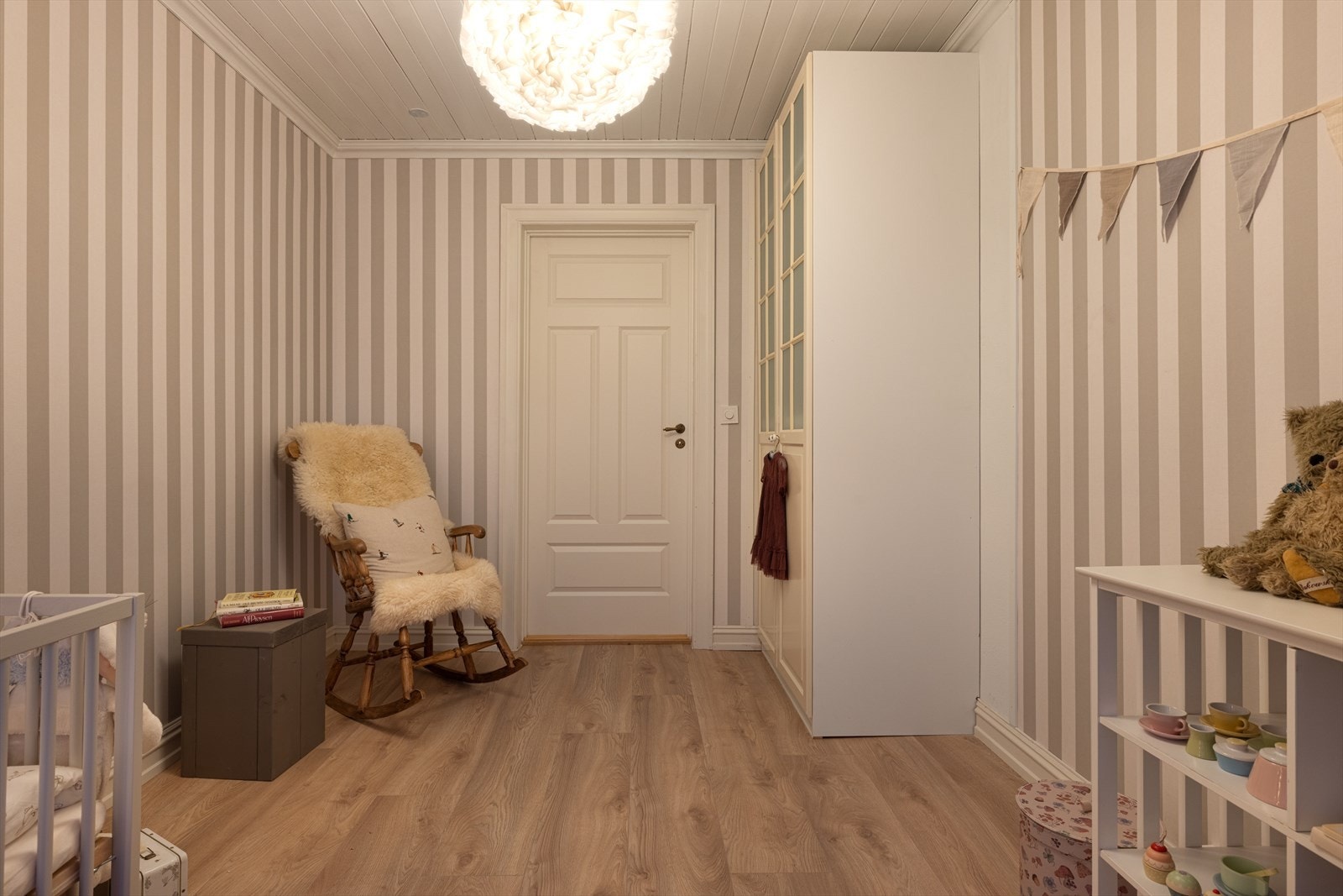 Soverom med garderobeskap. Galleribilde