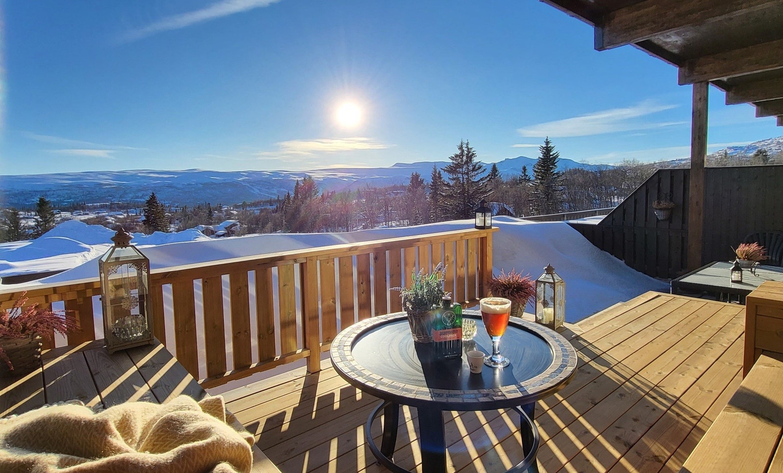 Leiligheten er beliggende i Beitostølen Fjellpark, med sydvestvendt terrasse med flott utsikt mot Slettefjell og Mugnetind! Galleribilde