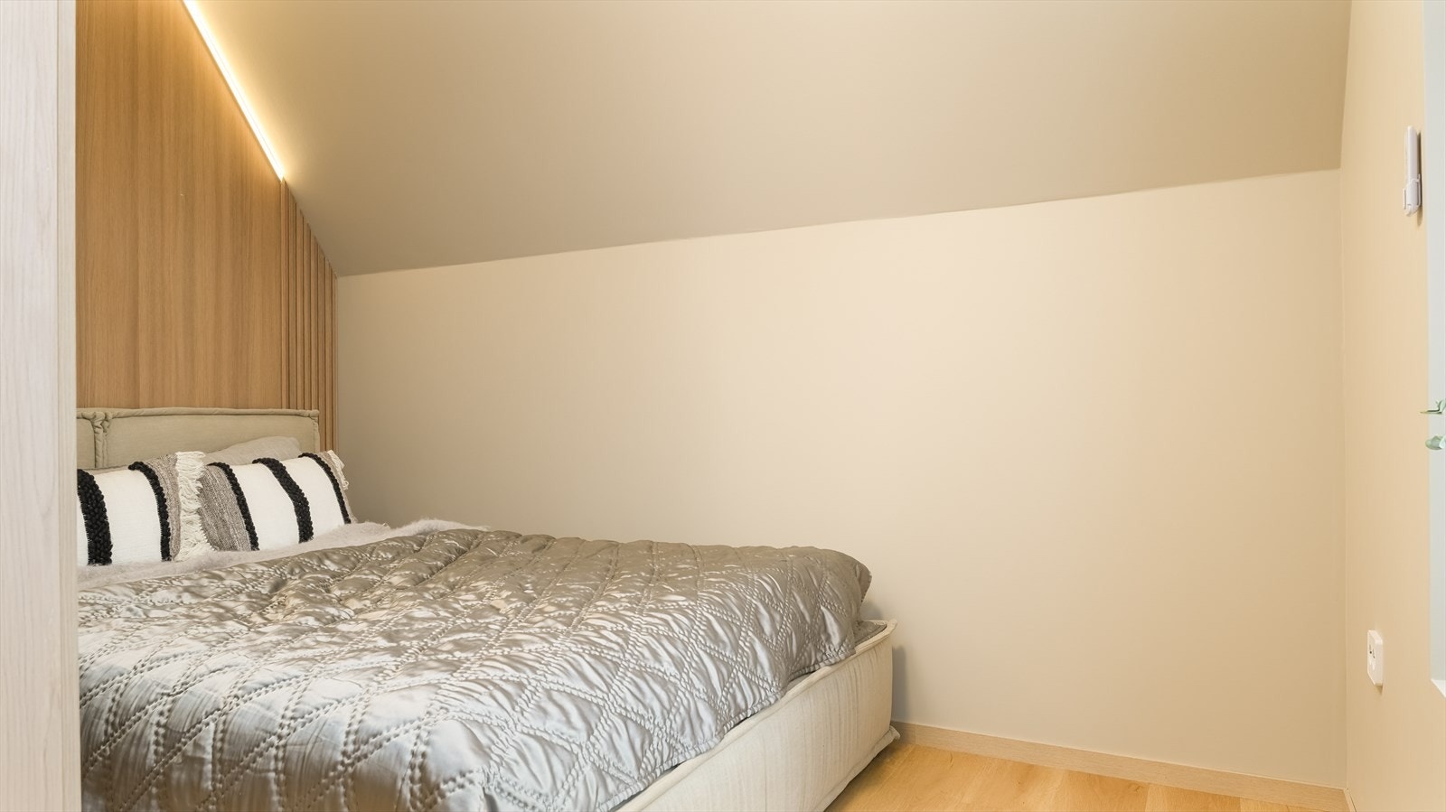 Soverom 2 er også utstyrt med garderobe og har plass til dobbeltseng. Galleribilde