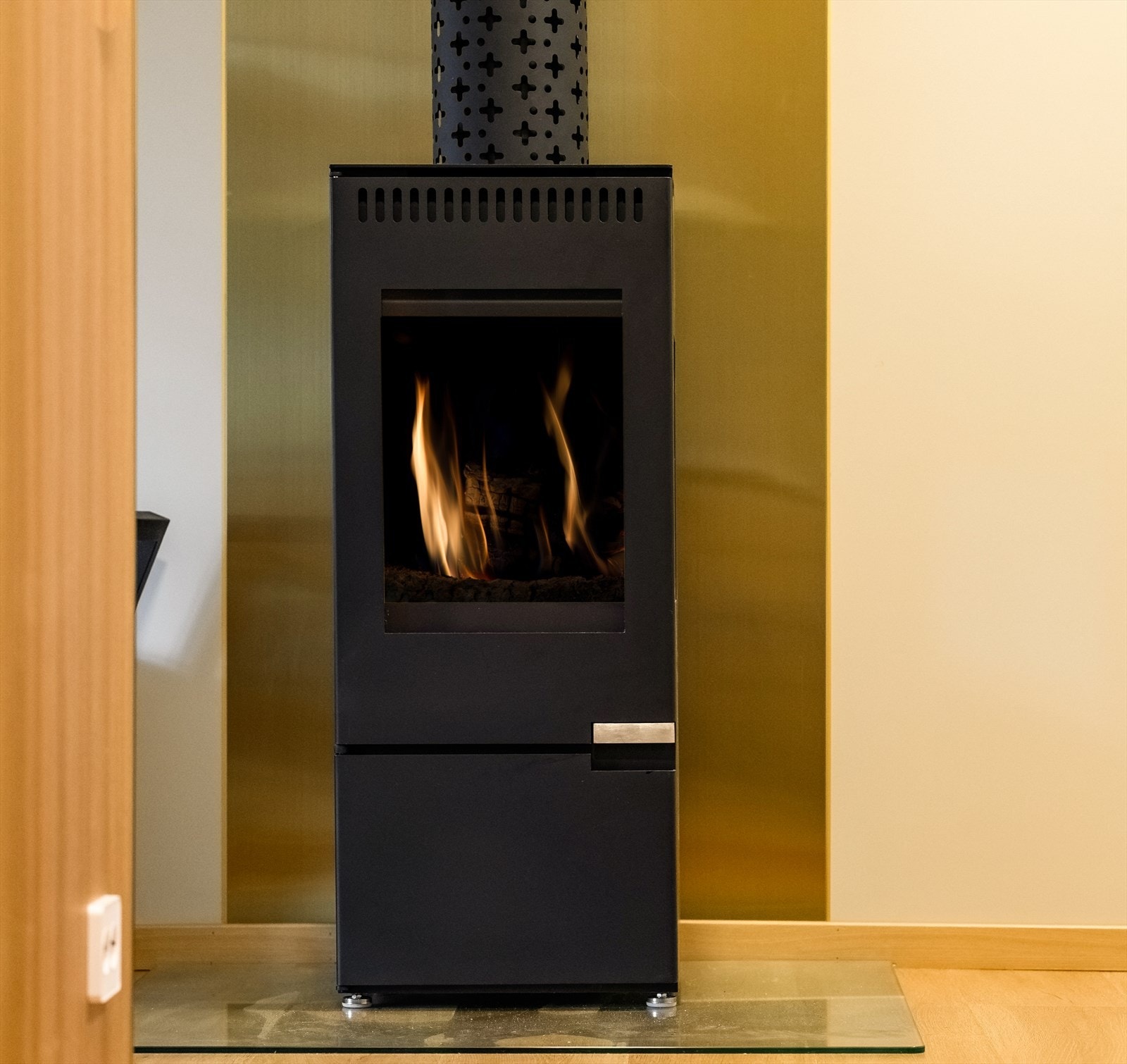 Stuen er utstyrt med en lekker vedovn fra 2024/2025 som sørger for god- og energieffektiv oppvarming. Galleribilde