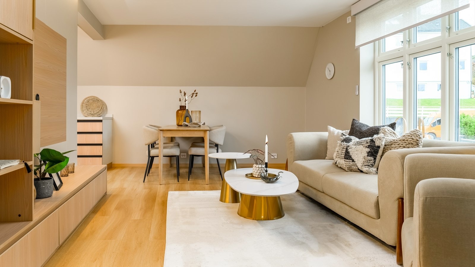 Stue og kjøkken ligger i åpen løsning. Et lyst og innbydende rom med store vindusflater som gir rikelig med naturlig lys. Galleribilde