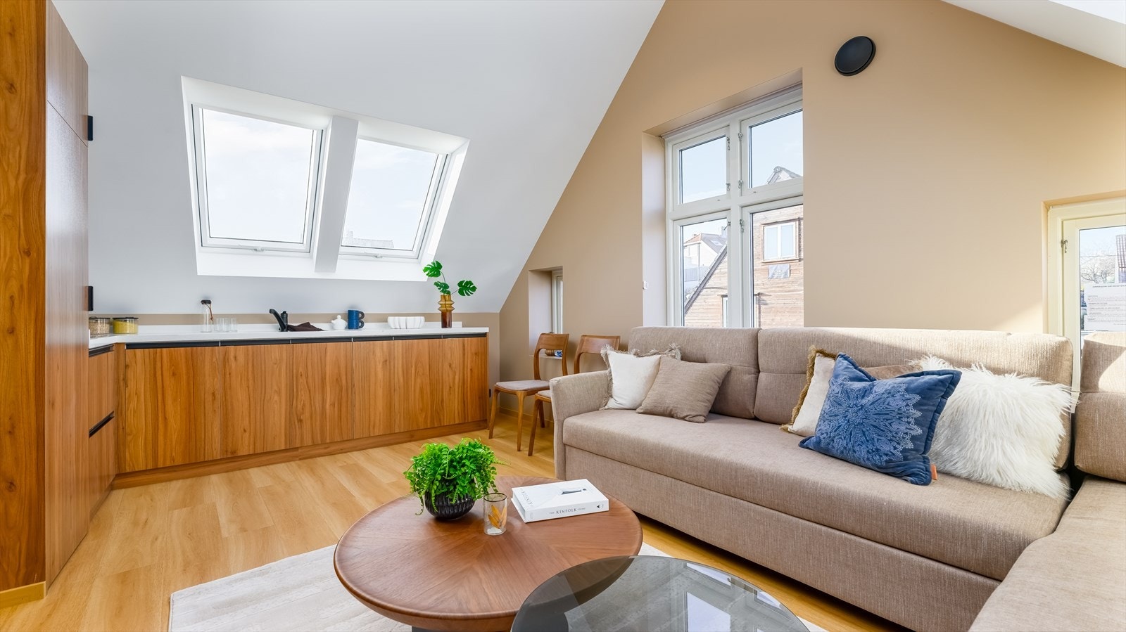 Følger man trappen opp én etasje finner man en lekker loftsleilighet med store takvindu som gir rikelig med lys og en herlig romfølelse. Galleribilde