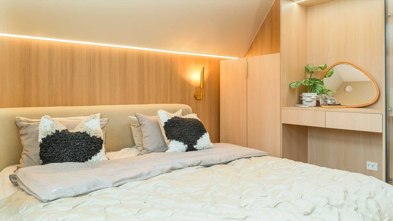 Soverom 1 er utstyrt med garderobe og har ellers plass til dobbeltseng. Flott belysning gir et moderne uttrykk. Galleribilde