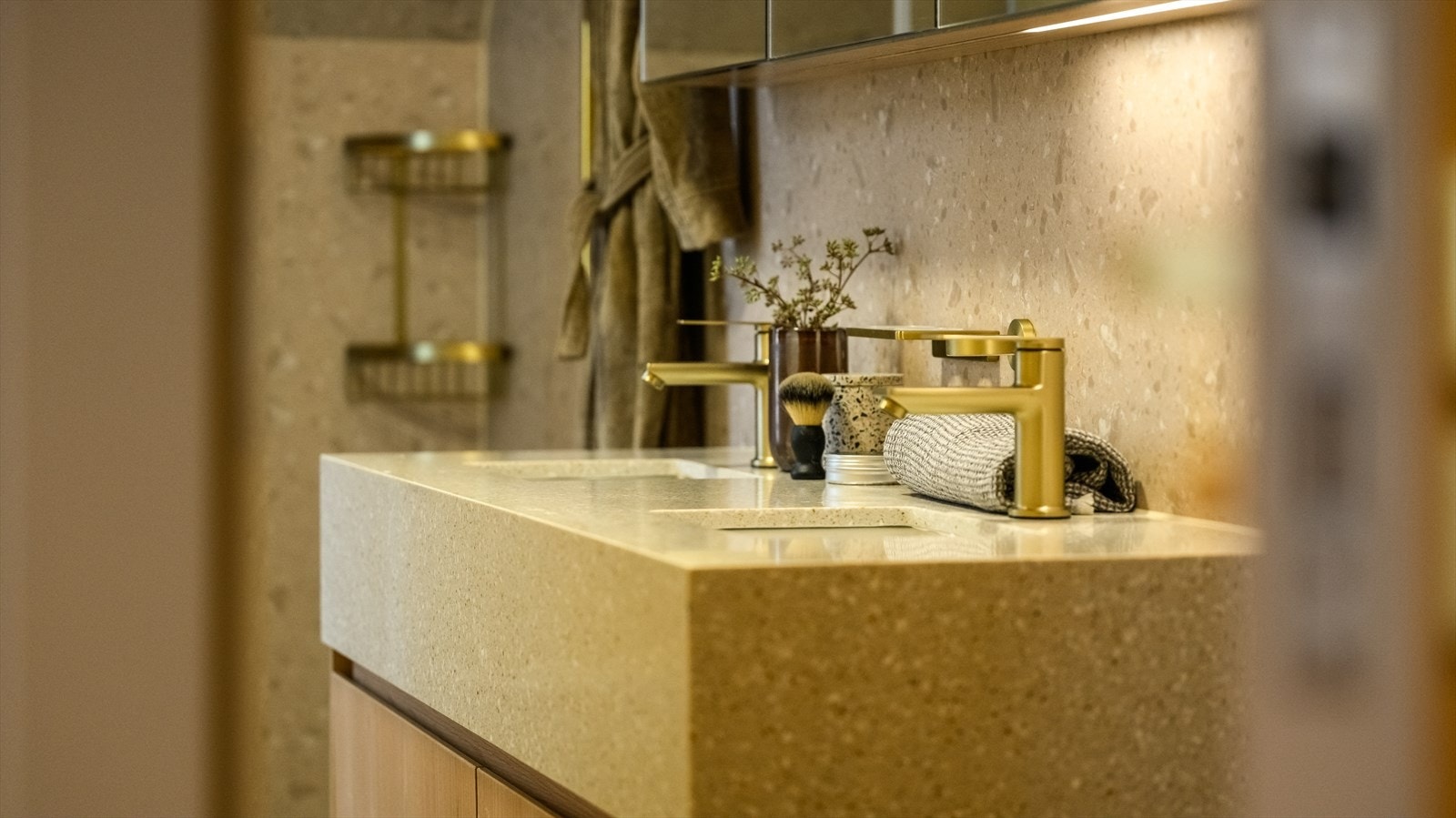 Badet er ellers utstyrt med dusjhjørne, vegghengt toalett og baderomsinnredning med dobbel servant. I tillegg har man opplegg for vaskemaskin. Galleribilde