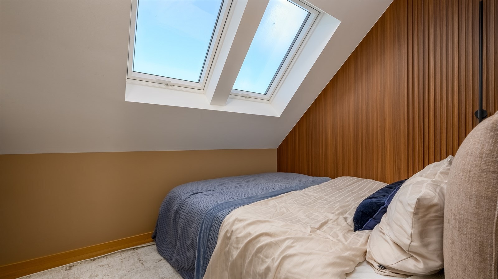 I loftsetasjen finner man ett soverom som har plass til både seng og garderobe. Galleribilde