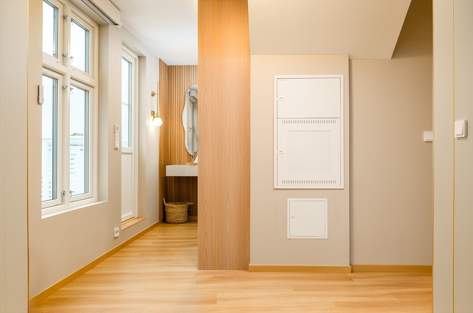 Man ønskes velkommen inn i en lys og innbydende entré som er innredet med en flott garderobe hvor man har god plass til å henge fra seg yttertøy og sko. Fra entreen har man utgang til en koselig balkong. Galleribilde