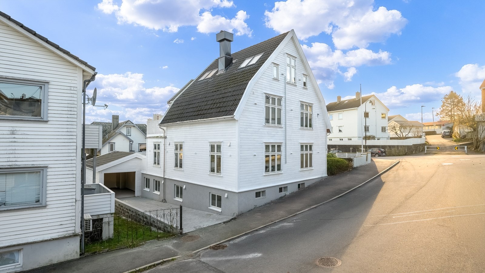 Boligen ligger sentralt til på Storhaug. Her bor man nært sentrum og med kort vei til både byliv og rekreasjon. Området preges av variert bebyggelse fra ulike tidsepoker, noe som gir et sjarmerende og urbant bomiljø. Galleribilde