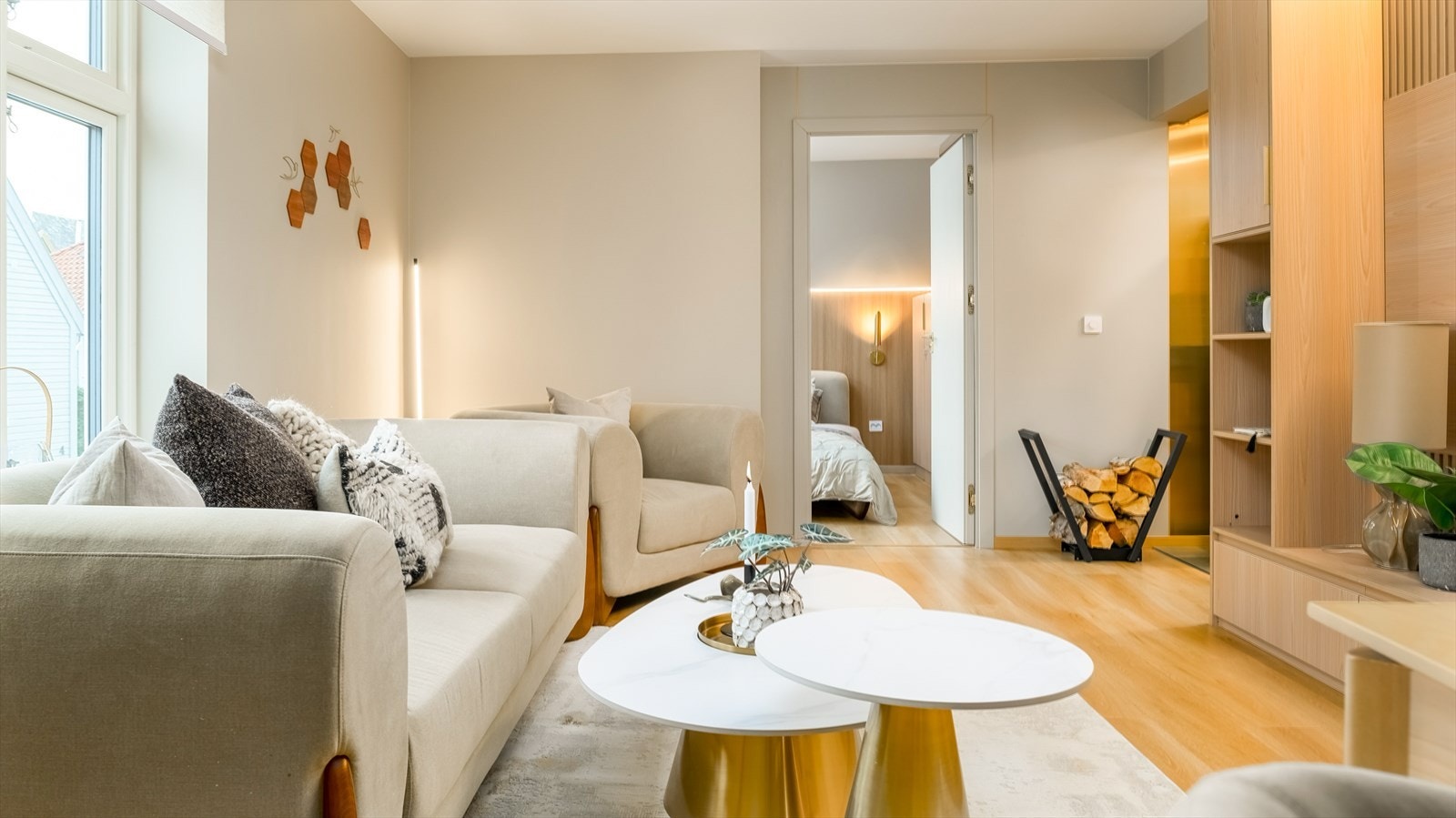 Her har man god plass til å møblere med både sofa- og spisegruppe og et flott, stedbygget tv-møbel. Galleribilde