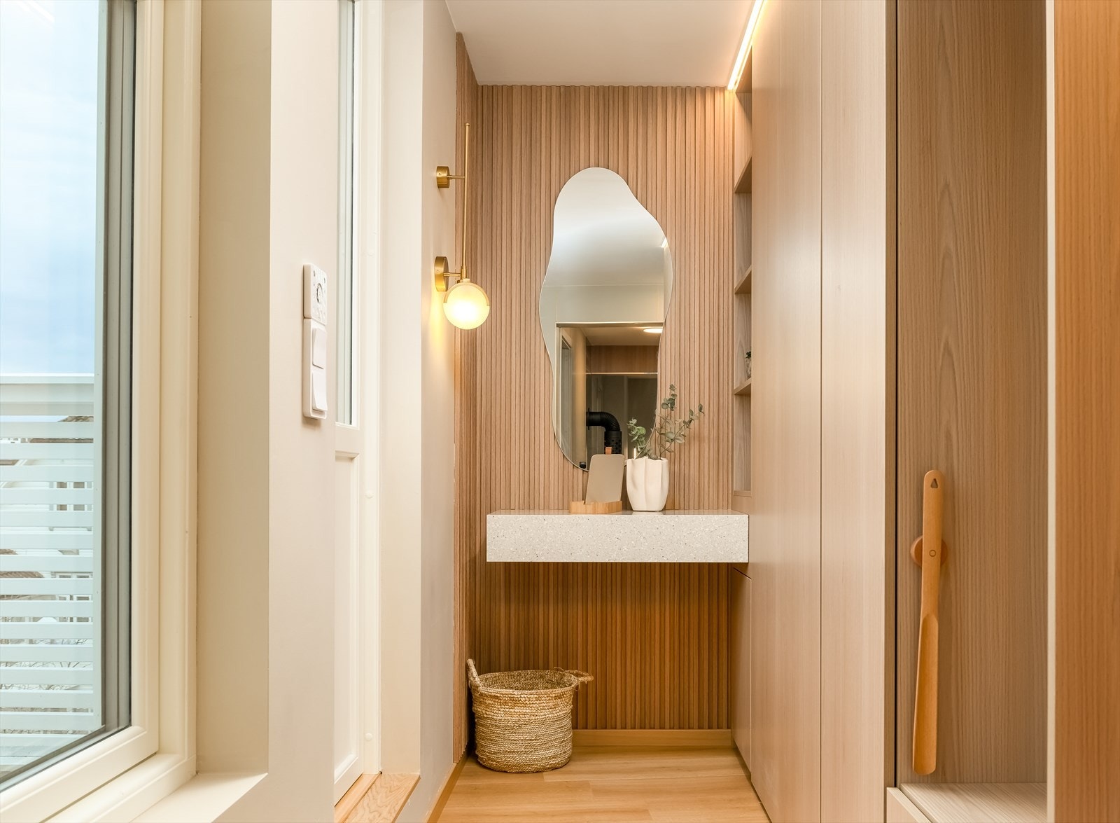 Boligen ble renovert i 2024/2025 og holder gjennomgående høy standard med eksklusive materialvalg. Her er hver minste detalj nøye gjennomtenkt. Galleribilde