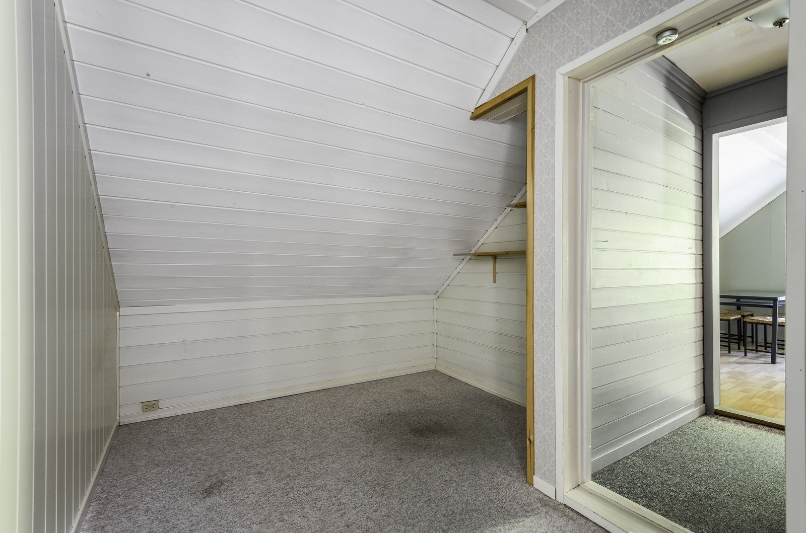 Disponibelt rom som kan benyttes som kontor eller garderobe etter ønske. Galleribilde