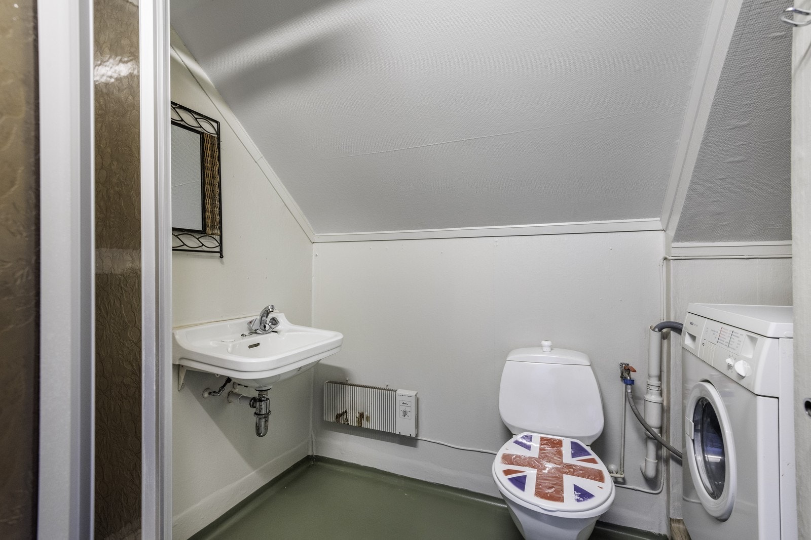 Badet har dusjkabinett og opplegg for vaskemaskin. Galleribilde