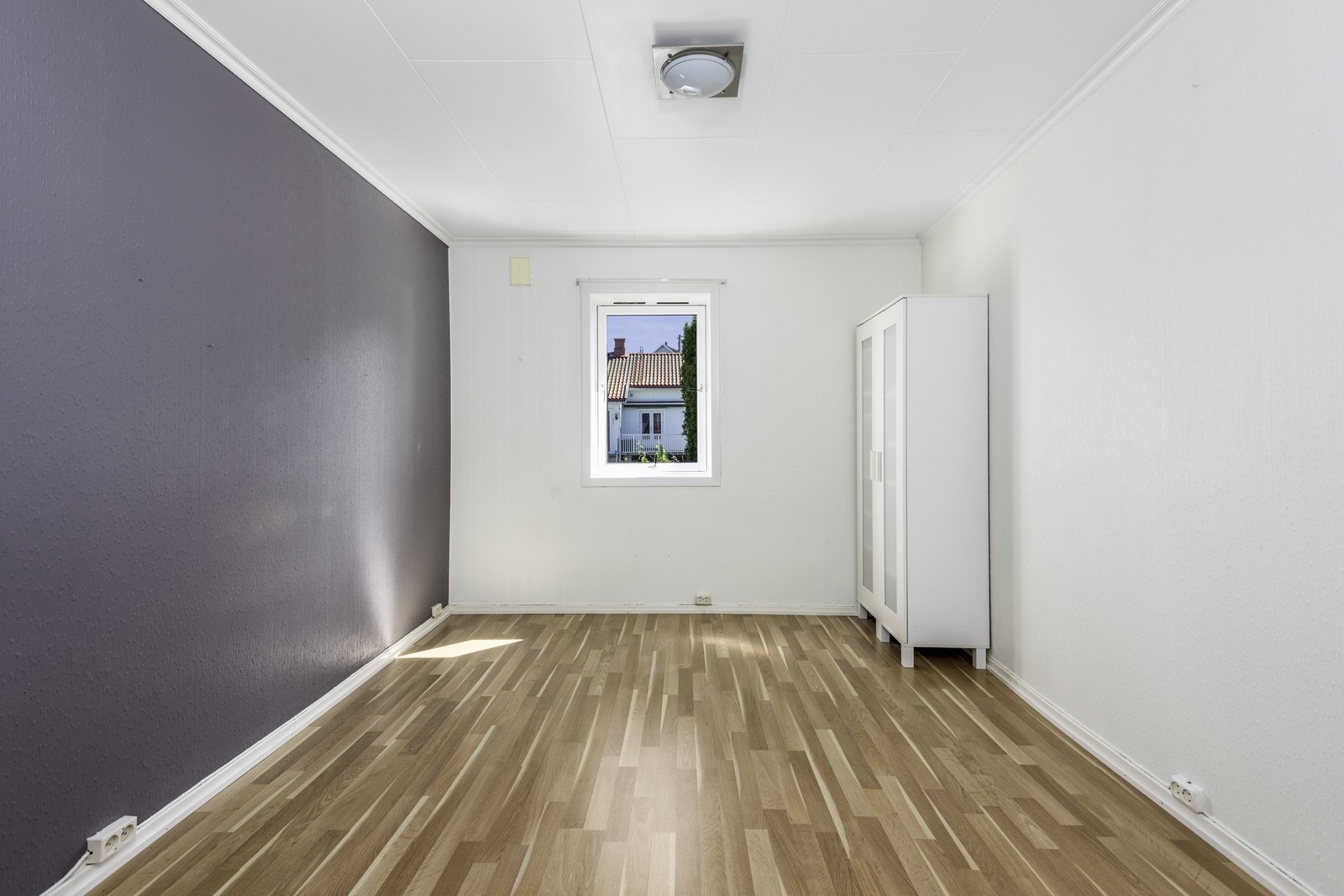 Soverommet har plass til både dobbeltseng og garderobe.Utsikt mot den fantastiske hagen og bakgården Galleribilde