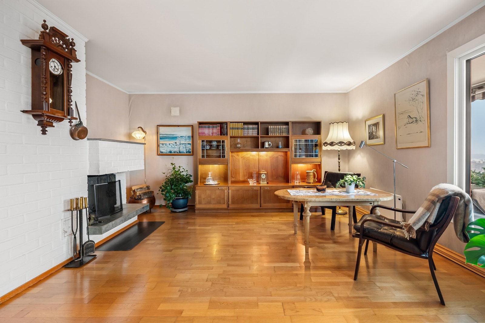 Suten oppleves lys og luftig, og har gode møbleringsmuligheter. Det er også peis her, som gir både varme og hygge Galleribilde