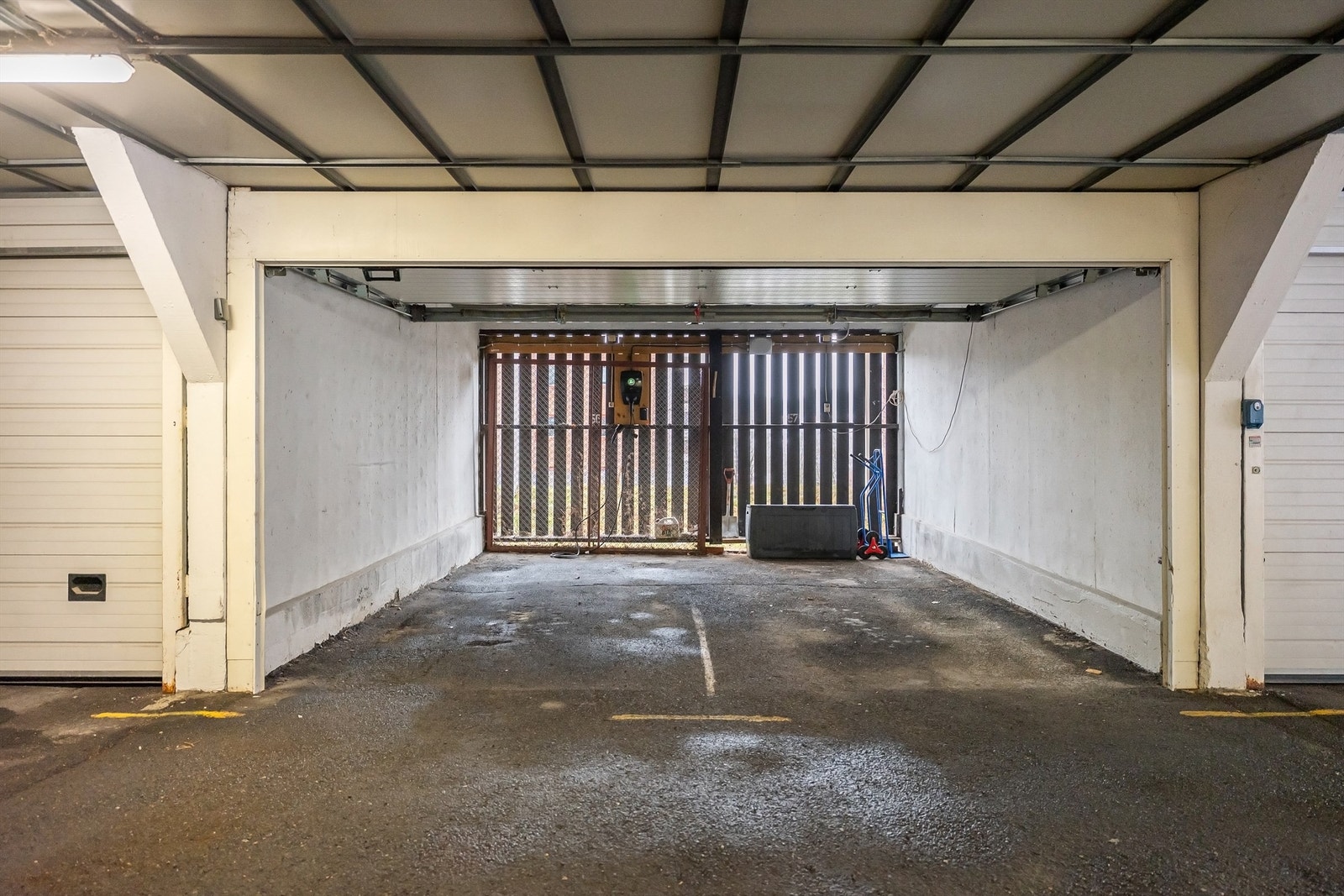 Med leiligheten følger bruksrett til én garasjeplass i felles garasjeanlegg. Sameiet har gjesteparkeringsplasser både ute og inne. Galleribilde