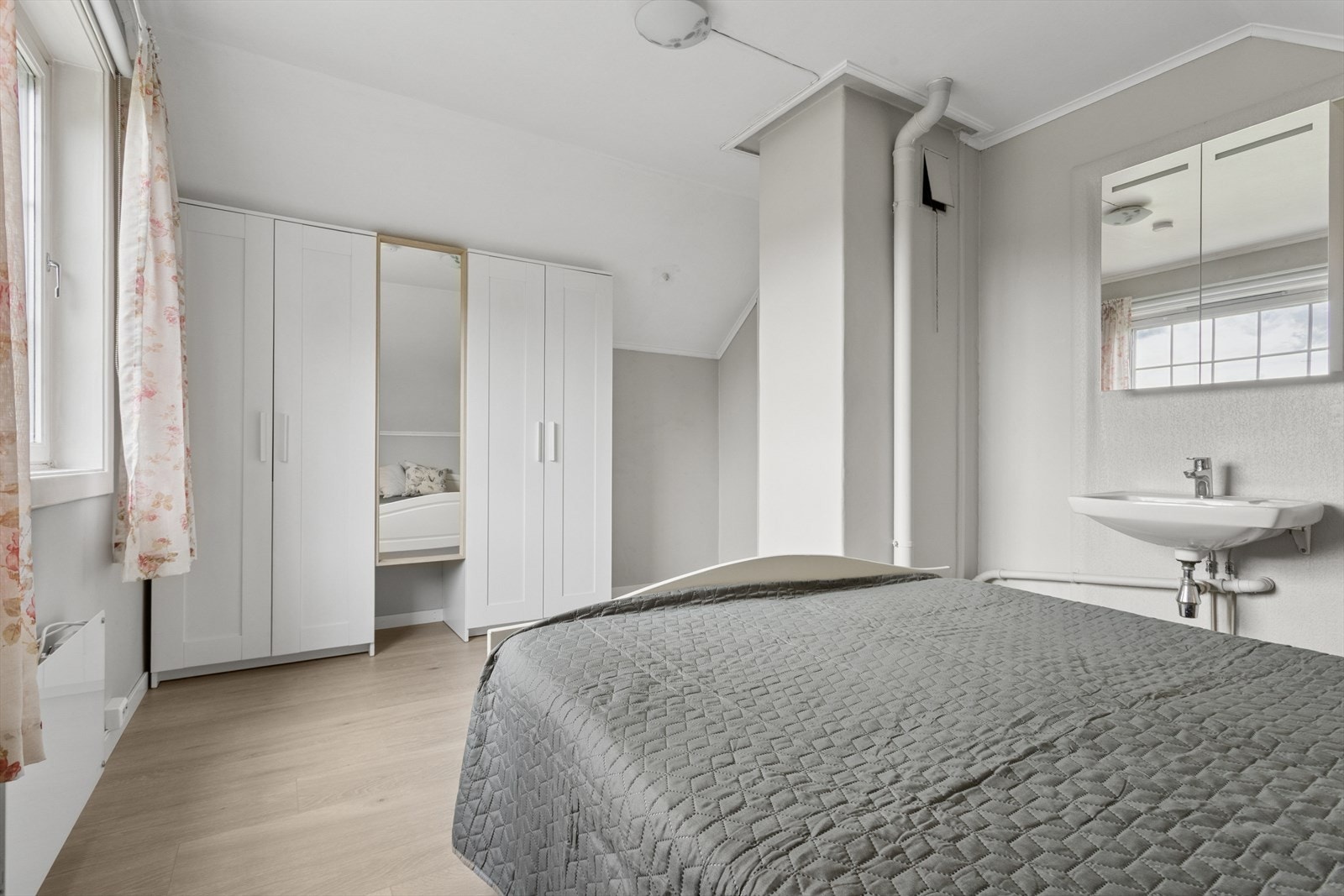 Soverommet har også et frittstående servant, samt god plass til garderobeskap. Galleribilde