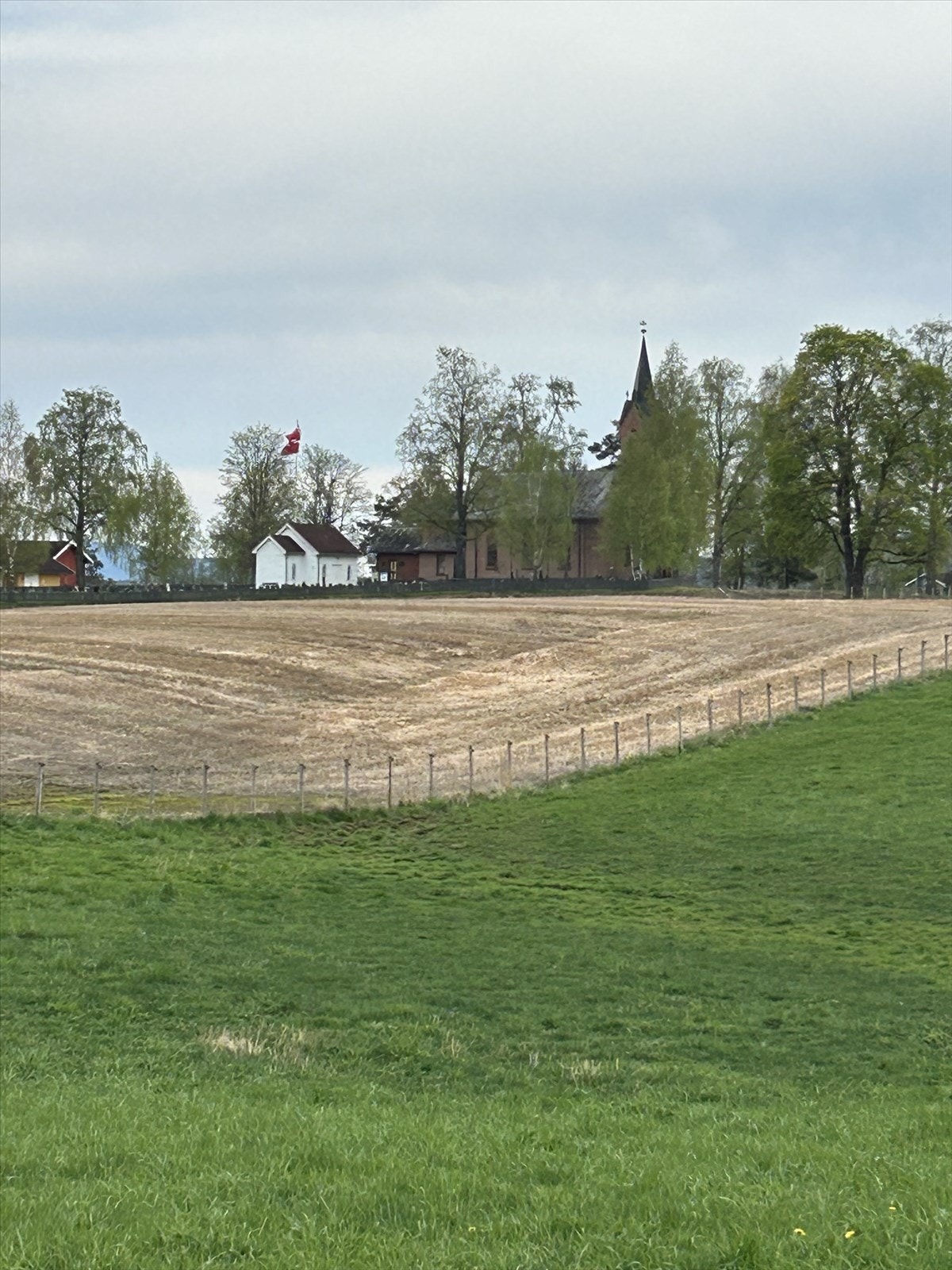 Snarum kirke, få minutters gange fra boligen. Selgers private bilde Galleribilde